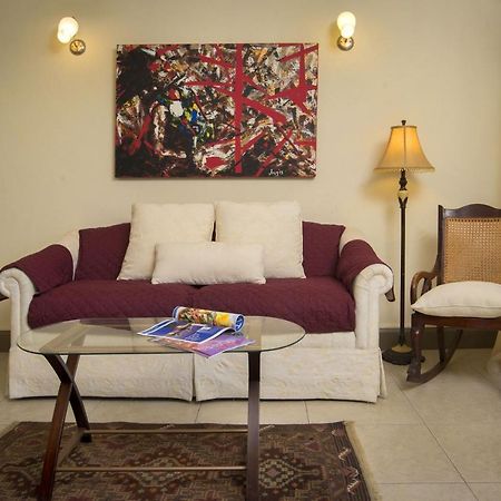 Ground Floor Apartment Located In Hometown, 5 Min Walk To The Beach سانت جيمس المظهر الخارجي الصورة