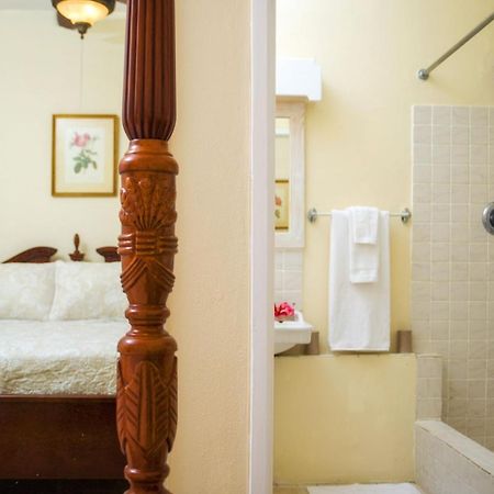 Ground Floor Apartment Located In Hometown, 5 Min Walk To The Beach سانت جيمس المظهر الخارجي الصورة