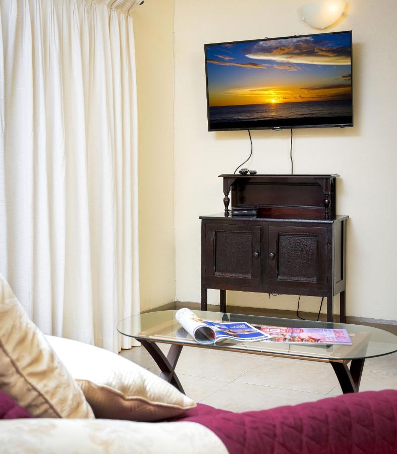 Ground Floor Apartment Located In Hometown, 5 Min Walk To The Beach سانت جيمس المظهر الخارجي الصورة