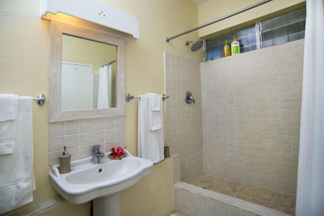 Ground Floor Apartment Located In Hometown, 5 Min Walk To The Beach سانت جيمس المظهر الخارجي الصورة