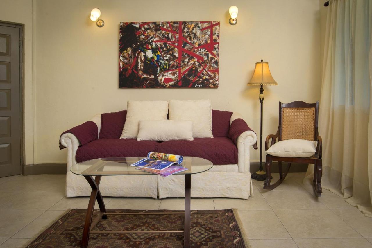 Ground Floor Apartment Located In Hometown, 5 Min Walk To The Beach سانت جيمس المظهر الخارجي الصورة