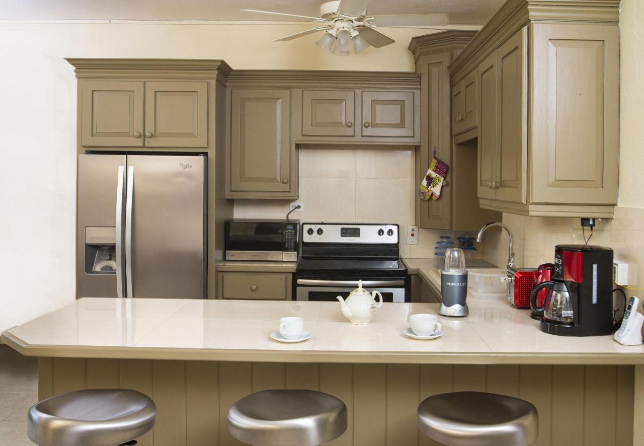 Ground Floor Apartment Located In Hometown, 5 Min Walk To The Beach سانت جيمس المظهر الخارجي الصورة